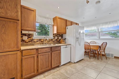 6236 Kinnickinnic Riv Pkwy, Milwaukee WI 53219-3010 exterior