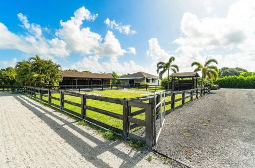 2904 Appaloosa Trl, West Palm Beach FL  33414-7639 exterior