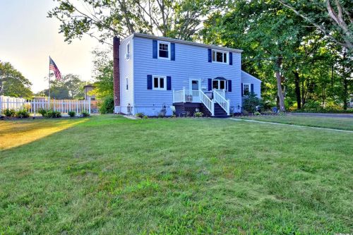 1464 Lombardy Blvd, Bayshore, NY 11706-4036