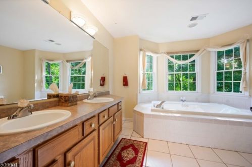 12 Stacey Ct, Sparta NJ  07871-1000 exterior