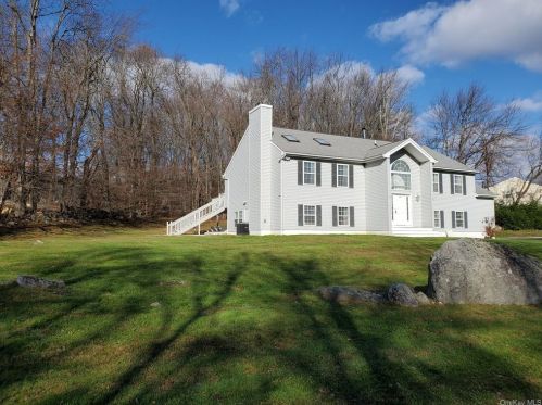 100 Greenway Ter, Mahopac, NY 10541-1233