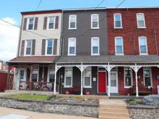 228 Maple St, Kinderhook, PA 17512-1159