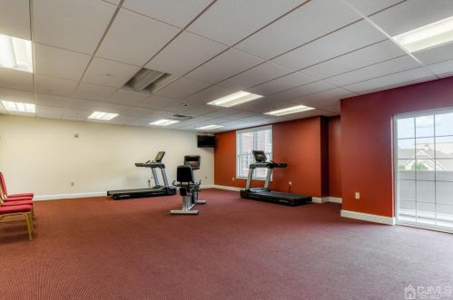 307 Regency Pl, Woodbridge NJ  07095-1032 exterior