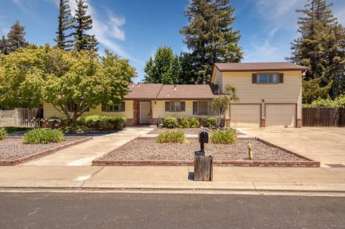 6900 Arrowwood Dr, Riverbank, CA 95367-9651