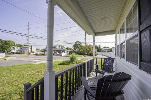 1571 13th St, Babylon NY  11704-3225 exterior