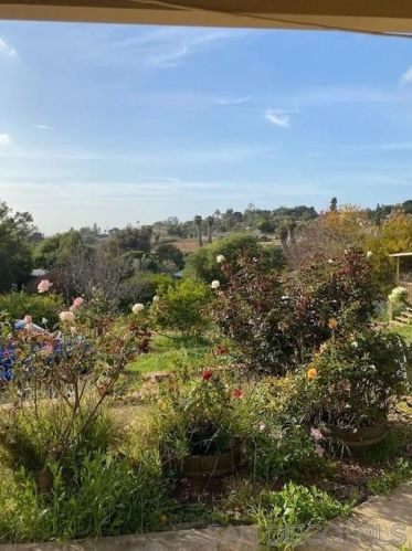 672 Osborne St, Vista, CA 92084-1802
