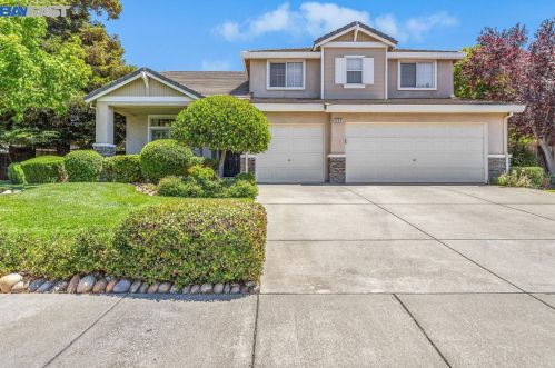 834 Ruby Dr, Vacaville, CA 95687-7880