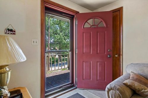 6844 Tunnelview Dr, Pittsburgh, PA 15235-2241