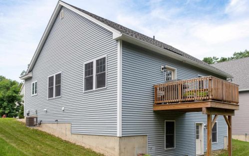 51 Picnic Rock Dr, Dover NH  03820-4709 exterior