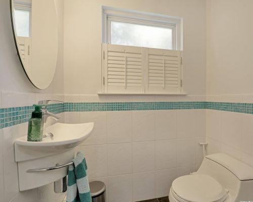 87 Wexford Dr, Oakdale NY  11769-1438 exterior