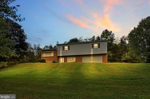 26 Oak Grove Rd, Lincoln Colliery, PA 17963-8601