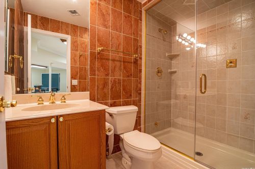 24 Hamlet Dr, Mount Sinai NY  11766-3002 exterior