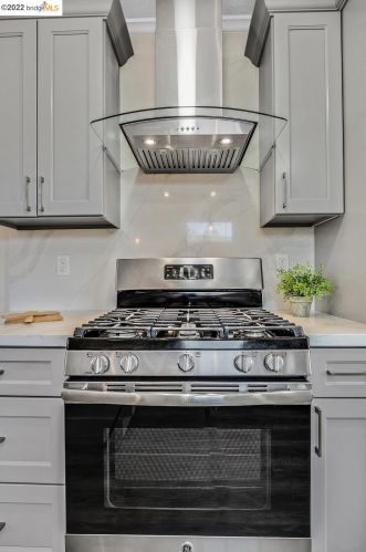 7144 Holly St, Oakland CA  94621-2345 exterior