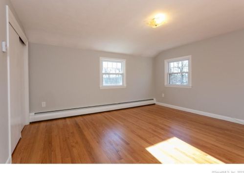 24 Hotchkiss Rd, Farmington CT  06032-2810 exterior