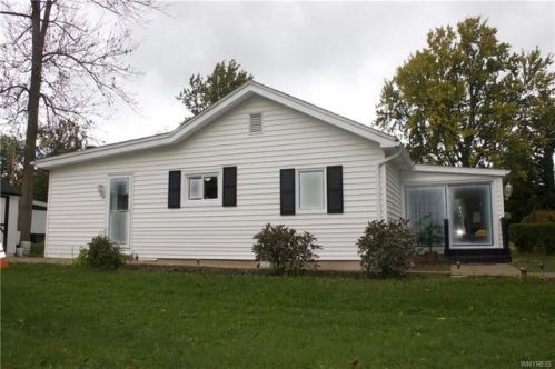 6926 Hamilton Dr, Derby, NY 14047-9583