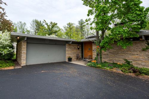 9580 Regent Rd, Milwaukee, WI 53217-1372