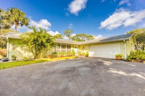 952 Pine Tree Ln, Palm City, FL 34990-1943