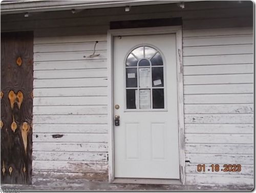 11 Washington Ln, West Milford Lakes, NJ 07480-1332