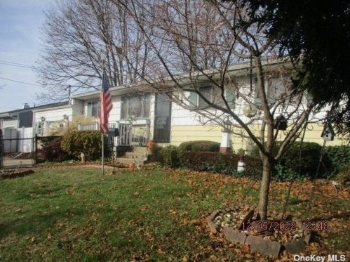 197 Elm Dr, Bayshore, NY 11706-2135
