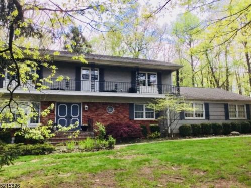 54 Poplar Dr, Greystone Park, NJ 07950-3231