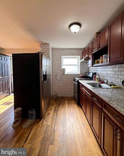 6810 Guyer Ave, Philadelphia PA 19142-2518 exterior