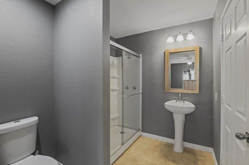 2004 Cedar Crest Blvd, Dallas TX 75203-4316 exterior