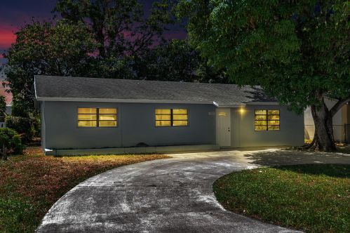 5709 Driftwood St, West Palm Beach, FL 33407-2220