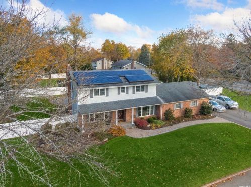 2 Tollgate Dr, Elwood, NY 11731-5424