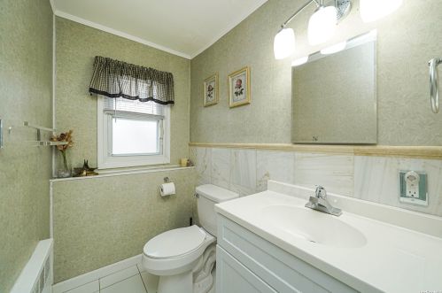 5 Victoria Rd, Babylon NY  11703-1406 exterior