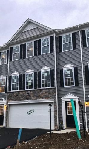 203 Lockheed Dr, Moon Twp, PA 15108-2406