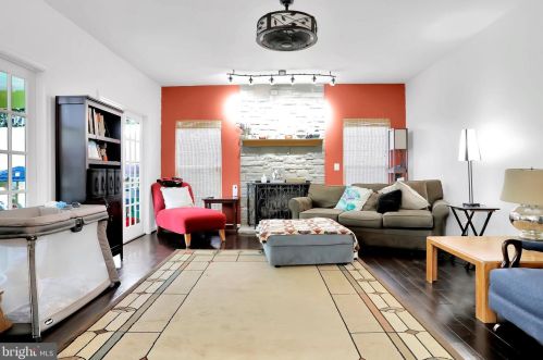 357 Locust Grove Dr, Purcellville VA  20132-3285 exterior