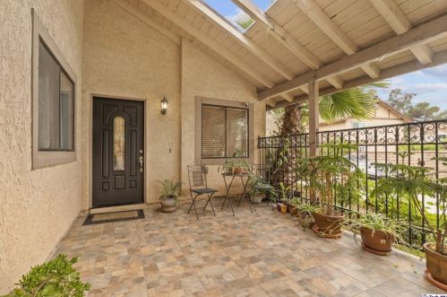 1998 Glenoaks Blvd, Glendale, CA 91201-1644