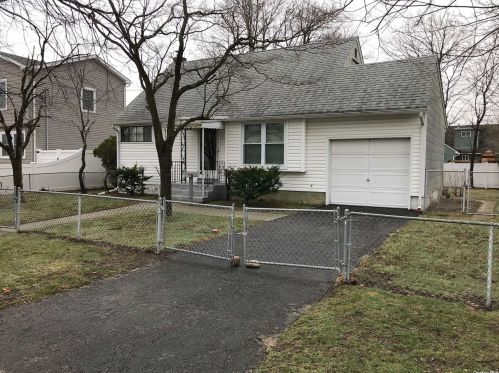 337 34th St, North Lindenhurst, NY 11757-3248