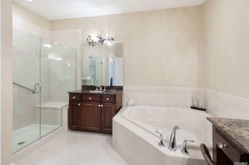 33 Concerto Ct, Eastport NY  11941-1628 exterior