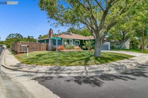 922 Graney Ct, Concord, CA 94518-3017