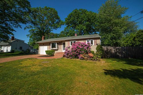 653 Argosy St, Islip Terrace, NY 11752-2423