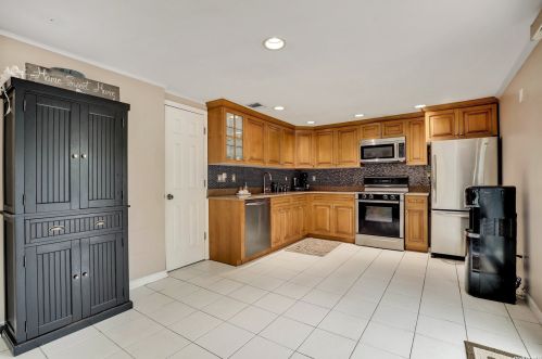 6 Hayuta Ct, Holtsville NY  11742-1206 exterior