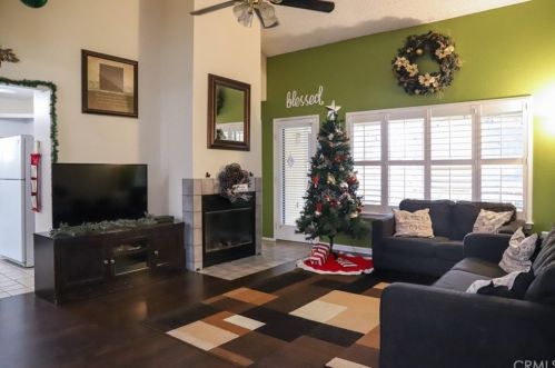 6334 Barcus Ave, Fresno, CA 93722-3374