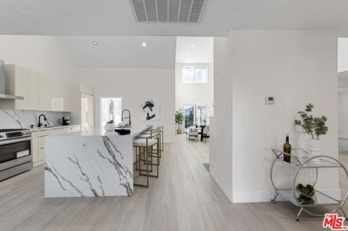 11512 La Maida St, North Hollywood CA  91601-4323 exterior