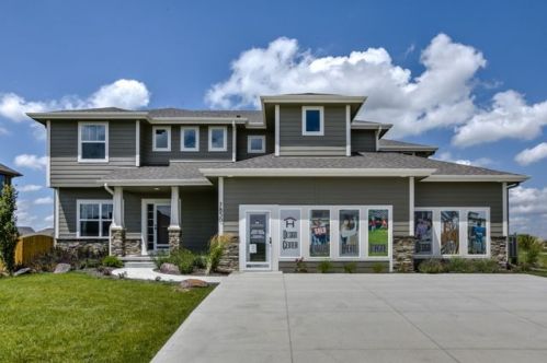 9816 Rosewater Pkwy, Bennington, NE 68007