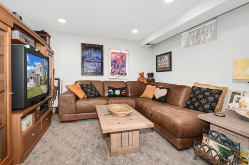 51 Mayflower Ave, Williston Park NY  11596-1517 exterior