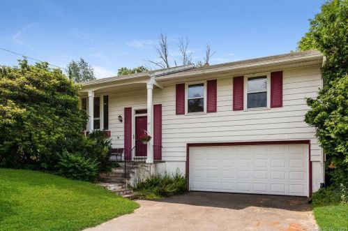 53 Oak Ridge Dr, Middletown, CT 06457-1917