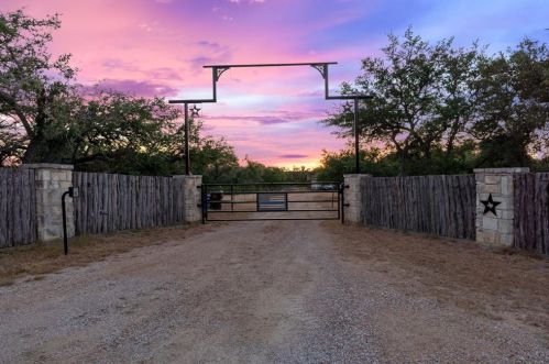 101 Mystic Creek Dr, Mount Sharp, TX 78620-4648