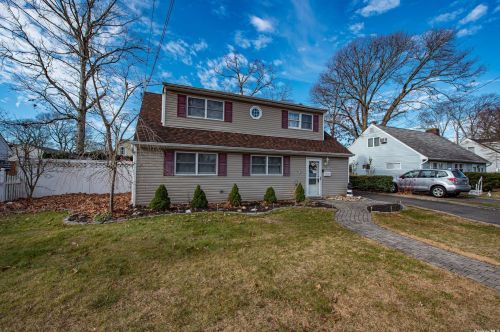 93 Emerson Ave, Copiague, NY 11726-3322
