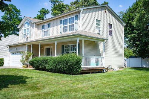 71 Brefni St, Amityville, NY 11701-1407