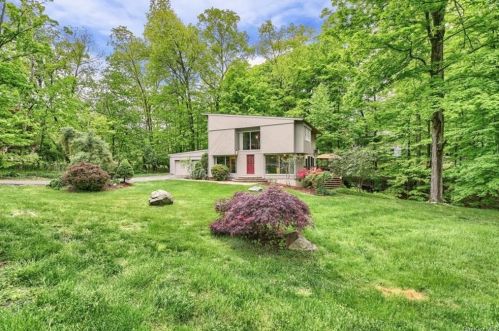 1770 Morris Ln, Mohegan Lake, NY 10547-1823