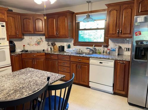1675 Hartford Tpke, North Haven CT  06473-1246 exterior