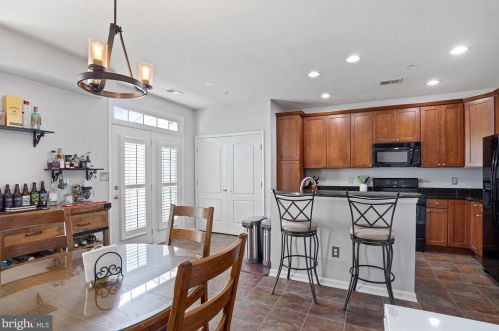 7060 Little Thames Dr, Gainesville VA 20155-4048 exterior