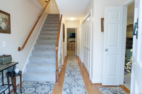 8 Tunxis Vlg, Farmington, CT 06032-1517