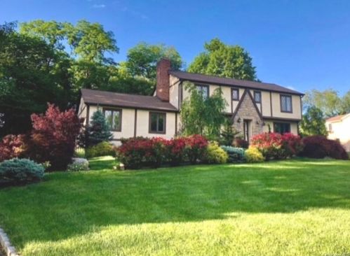 6 Club Ln, Elmsford, NY 10523-2901